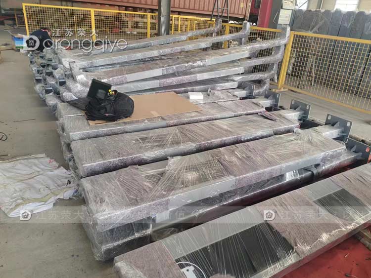 出口公交站臺(tái)候車(chē)亭正在裝車(chē)圖片